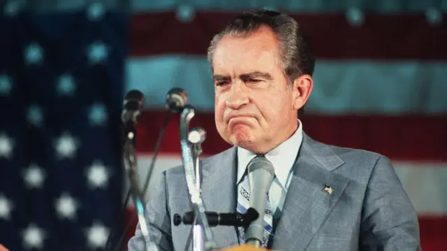 Richard Nixon dando un discurso con una mueca de desagrado