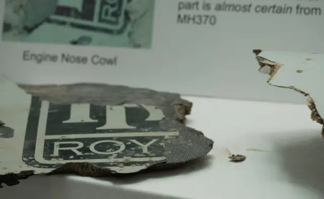 قطعاتی از هواپیما در مراسم بزرگداشت در کوالالامپور به نمایش گذاشته شد