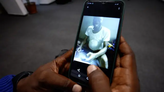 Chikodi hold phone wey show picture of am wen e comot prison