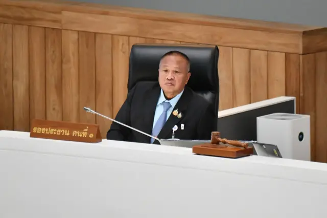 พล.อ.เกรียงไกร ศรีรักษ์ เล่าว่า เขานั่งบนบัลลังก์ก็อยากพูดบ้าง แต่พูดไม่ได้ พอลงมาจึงมาพรั่งพรูกับเพื่อนสมาชิก