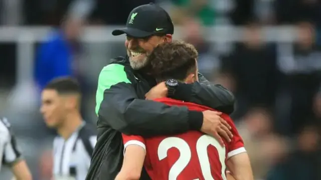Jirgen Klop i Diogo Žota u zagrljaju