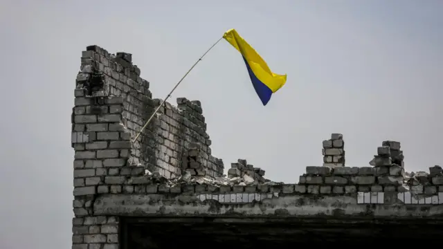 Bandeira ucranianasaque na betbooprédio destruído