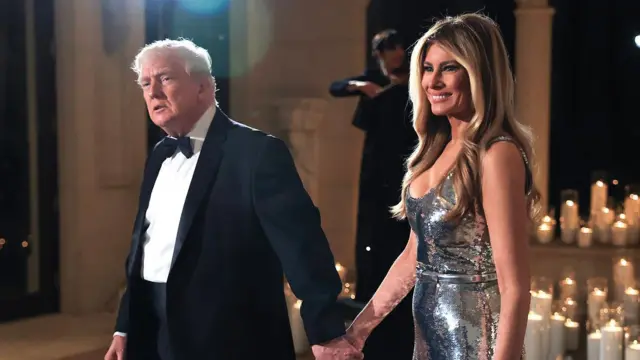 El presidente Donald Trump y la primera dama Melania Trump llegan a la Nochevieja en su casa de Mar-a-Lago, el 31 de diciembre de 2025 en Palm Beach, Florida.