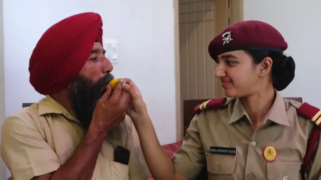 ਆਪਣੇ ਪਿਤਾ ਨੂੰ ਮਿਠਾਈ ਖੁਆਉਂਦੇ ਹੋਏ ਮਹਿਕਪ੍ਰੀਤ