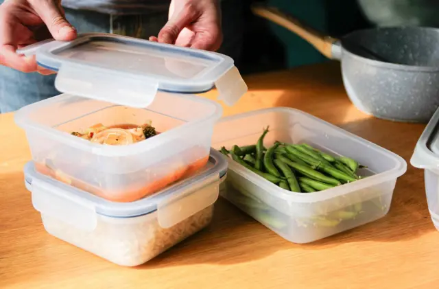 Makanan disimpan di wadah Tupperware.