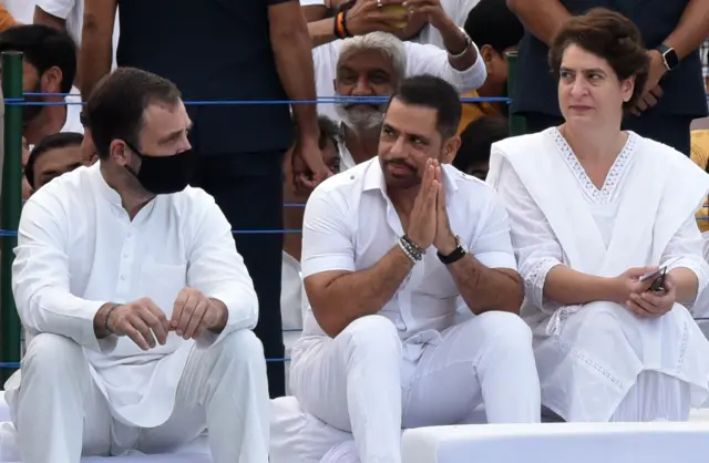 कांग्रेस नेता राहुल गांधी अपनी बहन प्रियंका गांधी और उनके पति रॉबर्ट वाड्रा के साथ 
