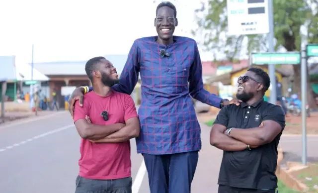 اوچه حدود ۶۰ سانتیمتر از فیور نونو (راست) نویسنده این مطلب بلندتر است