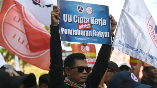 Di Bali, para pekerja juga melakukan aksi protes pada Hari Buruh di Denpasar, Senin (01/05). 