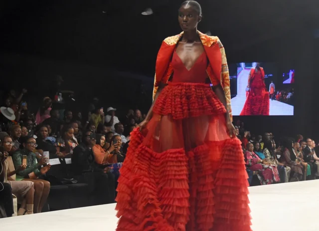 Comment la mode africaine de luxe a seduit les podiums europeens BBC News Afrique