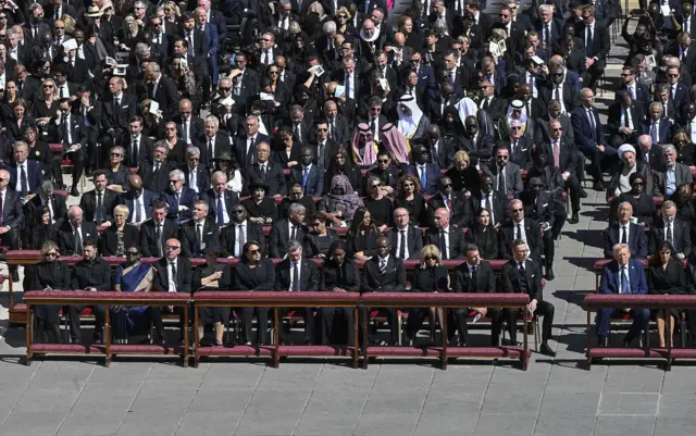 Почетные гости на похоронах папы.