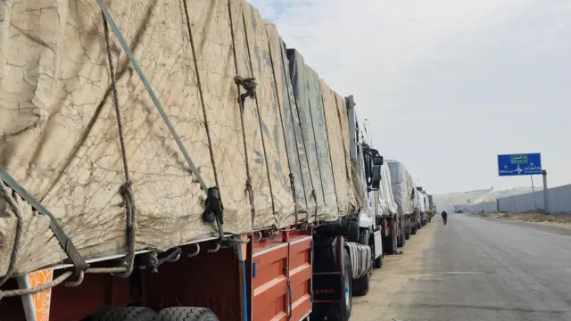 شاحنات تحمل مساعدات تصطف قرب معبر رفح، في انتظار دخولها إلى قطاع غزة