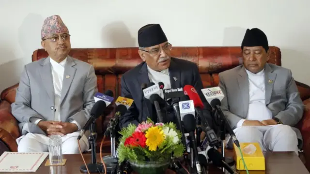 दुई उपप्रधानमन्त्रीसँग प्रधानमन्त्री प्रचण्ड 