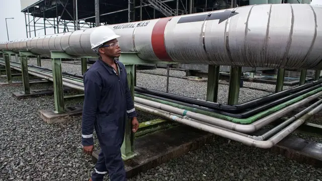 Un employé de la centrale électrique Afam VI vérifie un gazoduc à Port Harcourt le 29 septembre 2015.