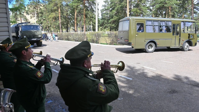 Русская азиатка провожает парня в армию и трахается с чуваком