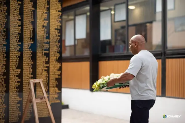 Mike Tyson dépose une gerbe au mémorial