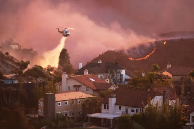 Un helicóptero de los bomberos trata de sofocar el fuego en Pacific Palisades, Los Ángeles, California, el 7 de enero de 2025.