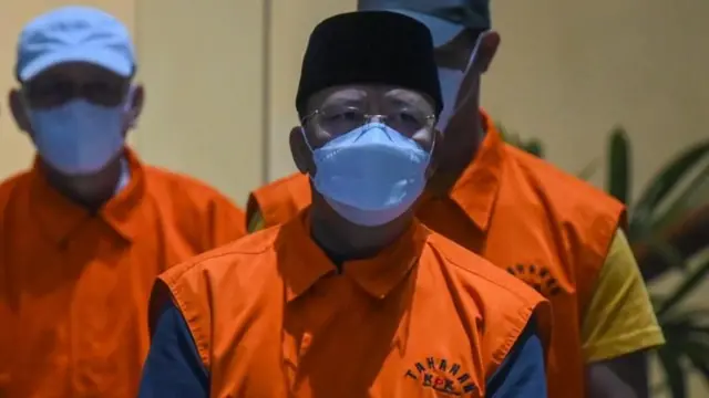 Gubernur Bengkulu Rohidin Mersyah usai ditetapkan tersangka oleh KPK