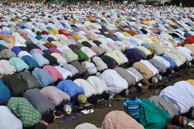 Des musulmans accomplissent la prière de l'Aïd al-Adha (Fête du Sacrifice) à la mosquée du Centre de Lagos, au Nigeria, le 12 septembre 2016.