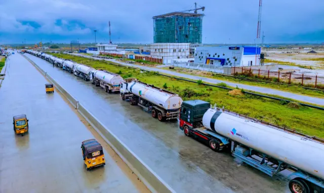 Ụgbọala Tanka kwụụ n'ahịrị n'ọdọ ebe a na-esipụta mmanụ ụgbọala.