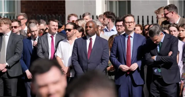 Cabinet ministers - including di Deputy Prime Minister David Lammy - dey watch as Keir Starmer announce say e go resign.