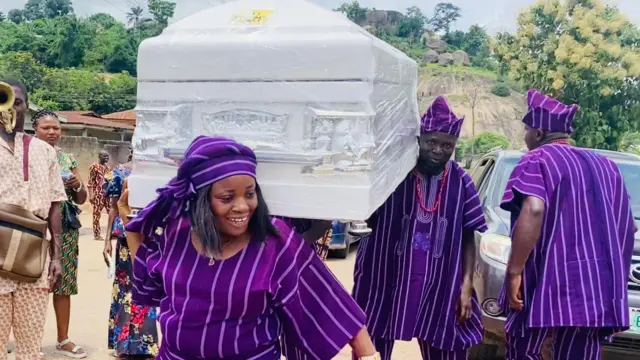 Biola Aderin n gbe oku jo pẹlu awọn akẹẹgbẹ rẹ