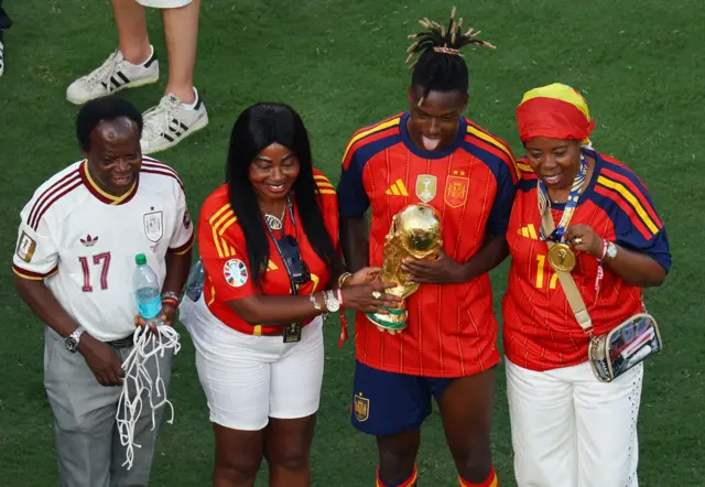 El padre de Nico Williams, una tía, Williams y su madre María, durante la celebración de la victoria de España en la Copa del Mundo.