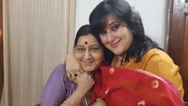 बांसुरी स्वराज अपनी मां सुषमा स्वराज के साथ