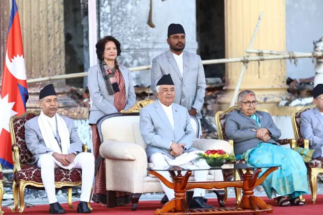 नवनियुक्त मन्त्रीहरू बब्लु गुप्ता र सुधा गौतम शपथ ग्रहण समारोहमा राष्ट्रपति र प्रधानमन्त्रीलगायतसँग तस्बिर खिचाउँदै