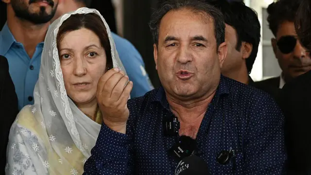 د محکمې له پرېکړې وروسته د ثنا یوسف مور او پلار له رسنیو سره خبرې کوي.