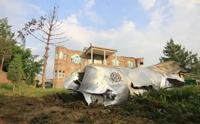 انڈین طیارے کا ملبہ 