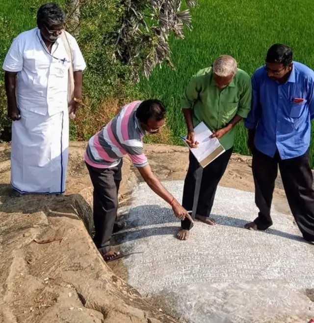 இந்து- முஸ்லிம் மக்கள் இணைந்து ஏற்றிய விளக்கு