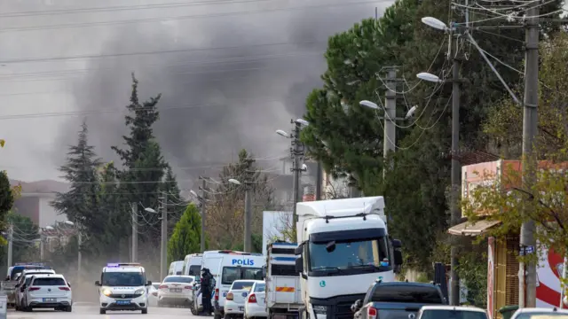 Yalova'daki çatışma sırasında uzaktan çekilmiş bu fotoğrafta yangından çıkan dumanlar, polis araçları ve sivil araçlar görülüyor. 