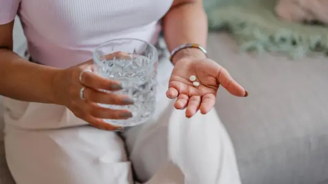 குளிர்ந்த நீரைவிட வெந்நீருடன் சாப்பிட்டால்தான் மாத்திரைகளின் முழு பயன் கிடைக்குமா?