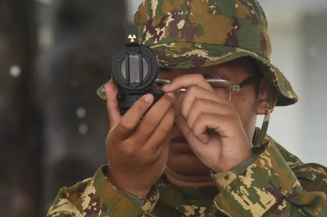 Seorang peserta program Sarjana Penggerak Pembangunan Indonesia (SPPI) berlatih menggunakan kompas saat mengikuti Pelatihan Dasar Kemiliteran (Latsarmil) calon manajer Koperasi Desa Merah Putih (KDMP) di Brigif 1 Marinir Cilandak, Jakarta, Kamis (25/6/2026). Sebanyak 674 peserta mengikuti latsarmil untuk membangun karakter integritas, loyalitas, kedisiplinan, kekompakan, dan empati yang dibutuhkan dalam menjalankan tugas sebagai manajer KDMP.