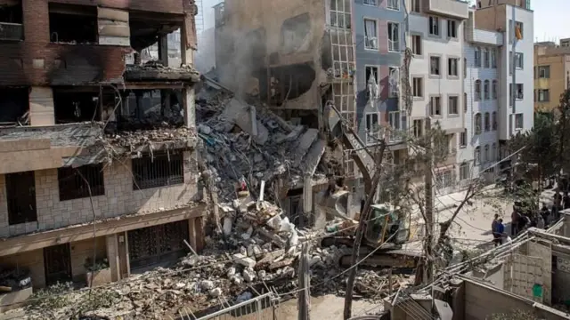 ইসরায়েল ও যুক্তরাষ্ট্রের হামলায় বিধ্বস্ত ইরানের একটি ভবন