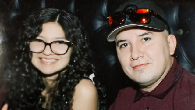 Ofelia Torres sonríe a la cámara mientras se encuentra sentada al lado de  Rubén Torres.