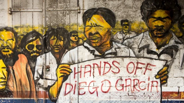 جدارية لأشخاص يحتجون ويطالبون برفع اليد عن جزيرة دييغو غارسيا.