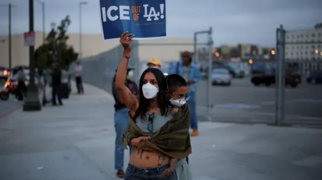 प्रदर्शनकारीहरूले सडकमा निस्किएर विरोध जनाएका छन् 