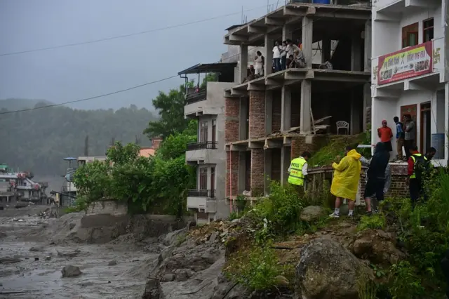 Nepal'in Nuwakot bölgesinde, Nepal-Çin sınırında 26 Ağustos 2026'da meydana gelen ani sel ve çamur kaymalarının ardından arama kurtarma çalışmaları devam ediyor.