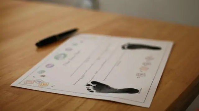 Certidão na mesa com pintura do pé de criança