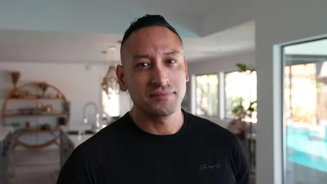 Toni Markez se često provodio sa Sangom u Kaliforniji, muškarac u crnoj majici stoji i gleda u kameru