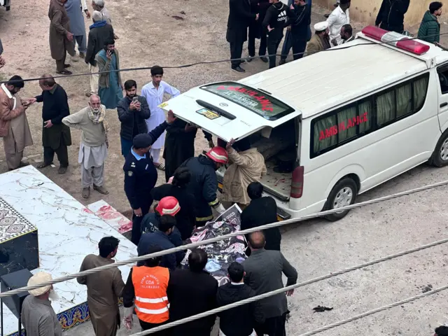 آمبولانس در حال انتقال قربانیان حادثه 