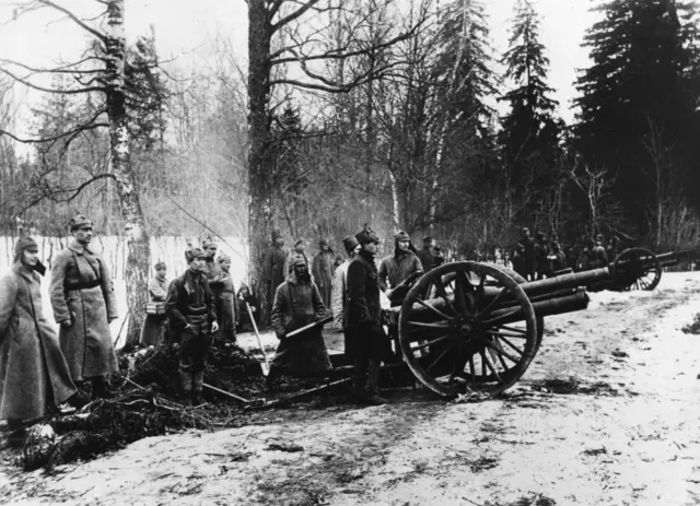 Na guerra civil russa, o Exército Vermelho dos bolcheviques (imagem) enfrentou o Movimento Branco, que reunia conservadores, liberais e socialistas moderados 