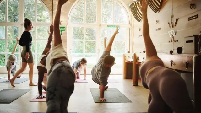 ਐਕਯੂਪੰਕਚਰ, ਯੋਗਾ ਅਤੇ ਮੈਡੀਟੇਸ਼ਨ ਵਰਗੀਆਂ ਥੈਰੇਪੀਆਂ ਨੂੰ ਅਕਸਰ ਰਵਾਇਤੀ ਇਲਾਜ ਜਿਵੇਂ ਕਿ ਕੀਮੋਥੈਰੇਪੀ ਦੇ ਨਾਲ ਅਪਨਾਇਆ ਜਾਂਦਾ ਹੈ 