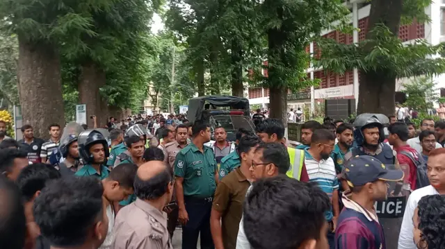 সংঘাত এড়াতে রাজশাহী বিশ্ববিদ্যালয় ক্যাম্পাসে বাড়তি পুলিশ মোতায়েন করা হয়েছে