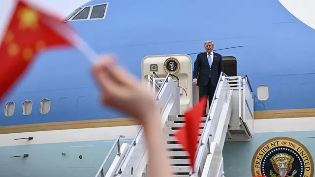 El presidente de EE. UU., Donald Trump, sube al Air Force One antes de su partida desde el Aeropuerto Internacional de Pekín-Capital, en Pekín, el 15 de mayo de 2026. 