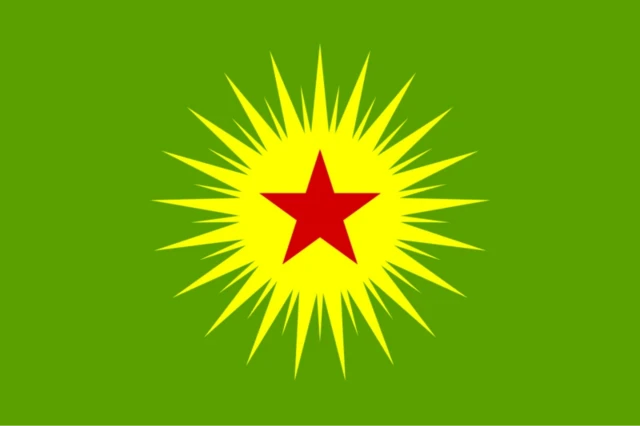 پرچم اتحادیهٔ جوامع دموکراتیک کردستان (ک‌ج‌ک) رنگ سبز با ستاره سرخ میان زردی شبیه خورشید