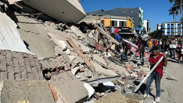 Danos causados ​​pelo terremoto na cidade de Pereira.