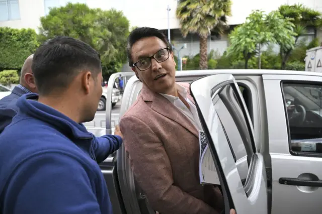 Fernando Villavicencio se sube a un auto.