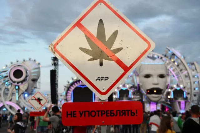 Перечеркнутый красным лист марихуаны на знаке с подписью "Не употреблять!"